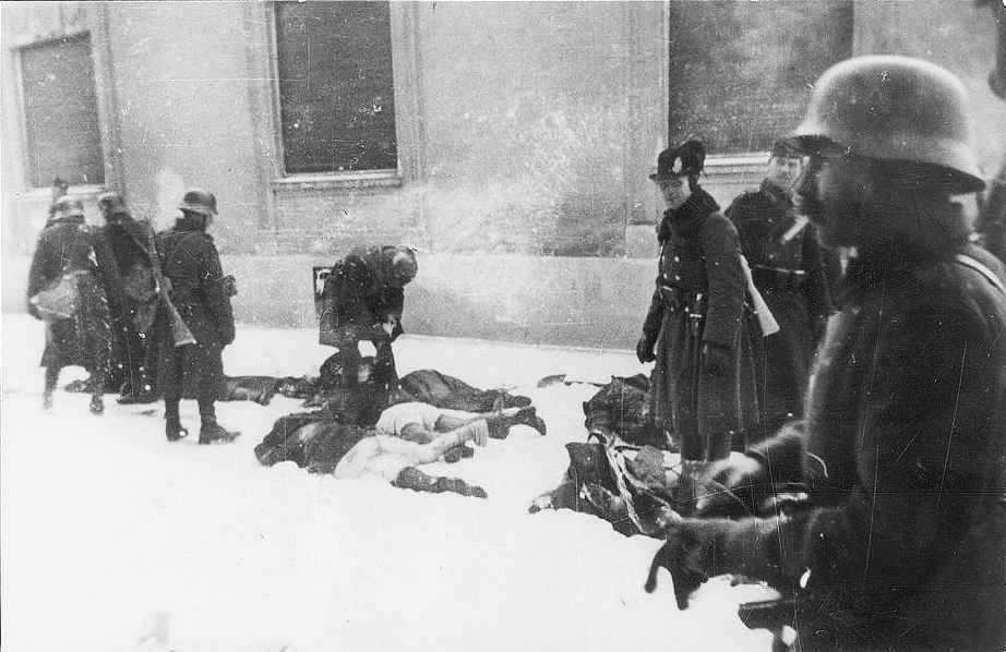 Венгерские оккупанты убивают жителей Нови-Сада во время облавы в 1942 году. Источник: Музей Воеводины