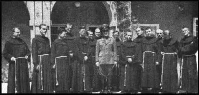Анте Павелич с католическими монахами-францисканцами