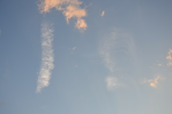 Необичне појаве више феста на небу ведроме: десетка од облака, снимљена приликом извођења химне фестивала