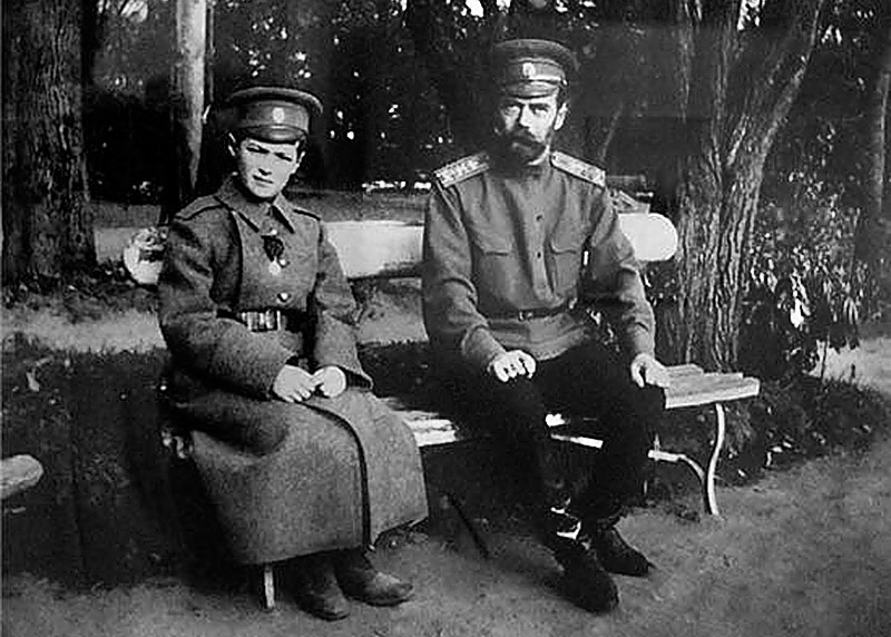 Царевић Алексѣј и Цар Николај II у Војном штабу Врховне команде у Могиљеву. Фотографија из 1915. године.