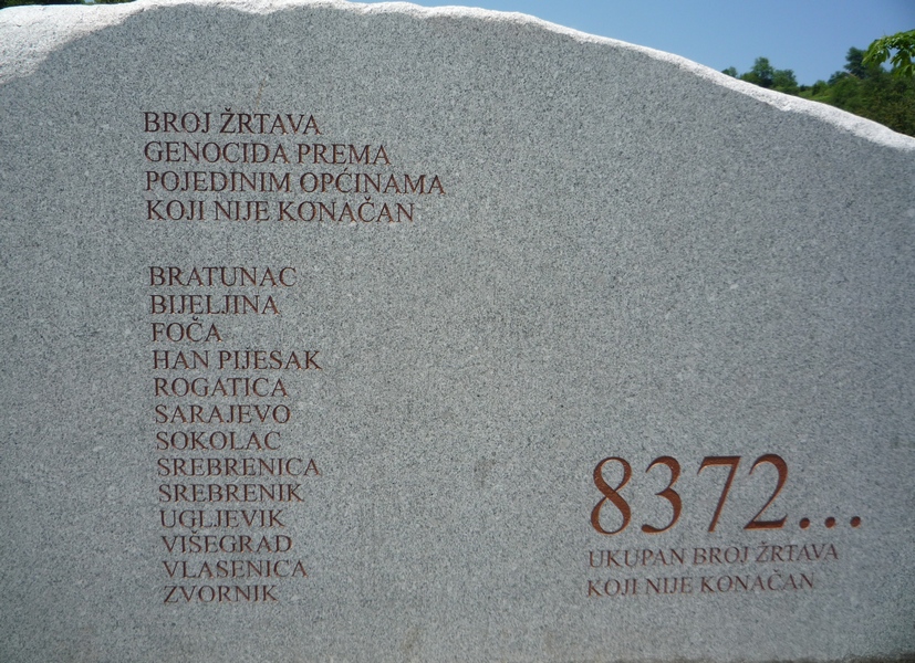 monument_du_memorial_et_cimetiere_de_srebrenica-potocari