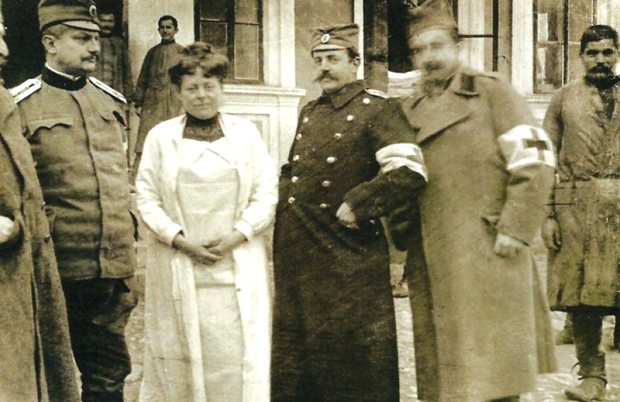 Сликарка Надежда Петровић испред Ваљевске болнице 1915.